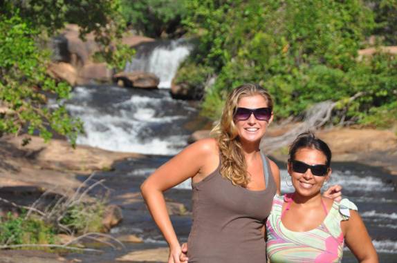 Com a Andrea, descendo o rio à caminho da Cachoeira do Frade, em Ubajara - CE